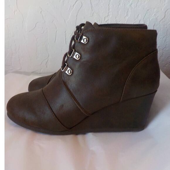 Soda Brown Ankle Boots Women 10M Wedge Heel Faux Leather Lace Up Almond Toe - Picture 1 of 9